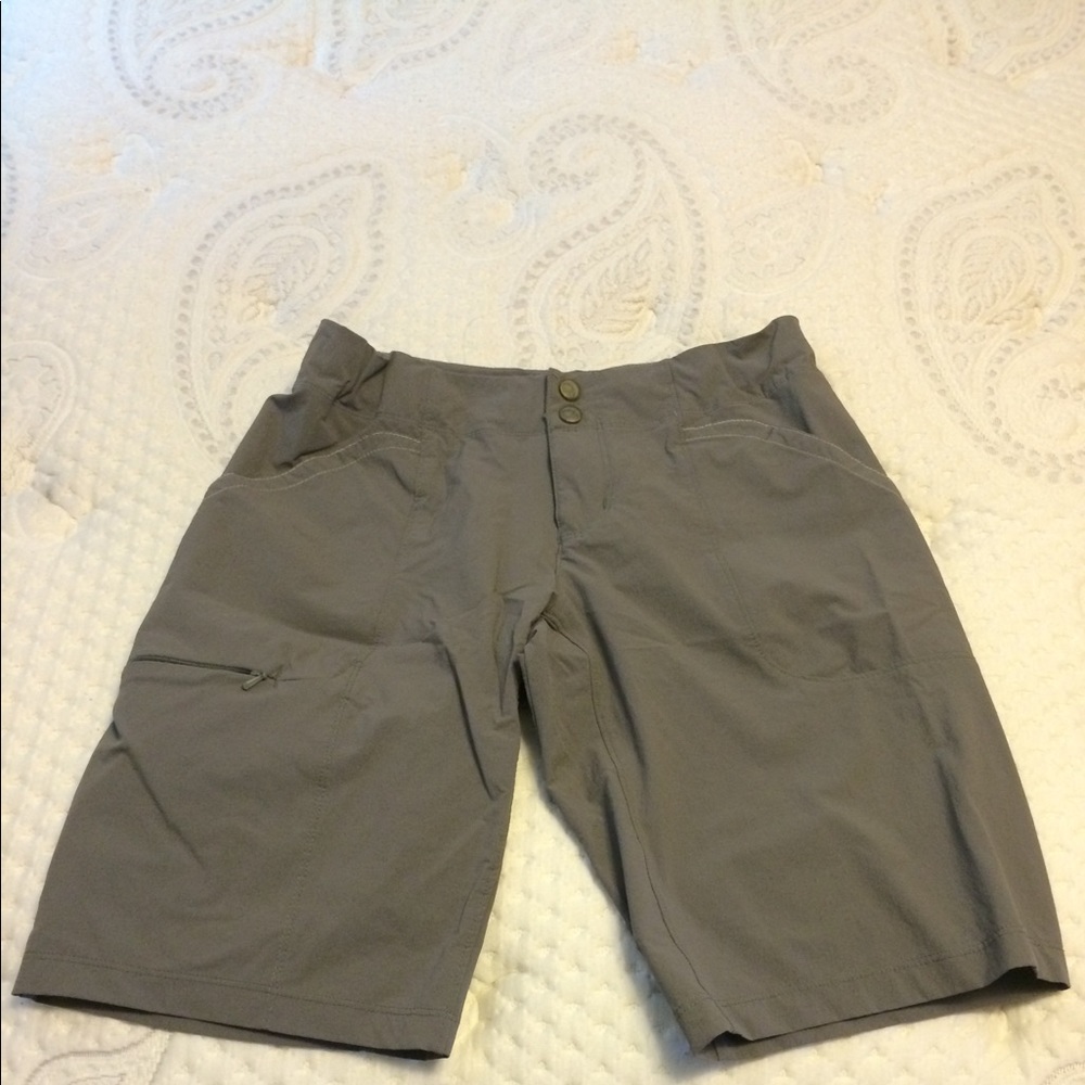 Mountain hardware size 4 gray shorts.